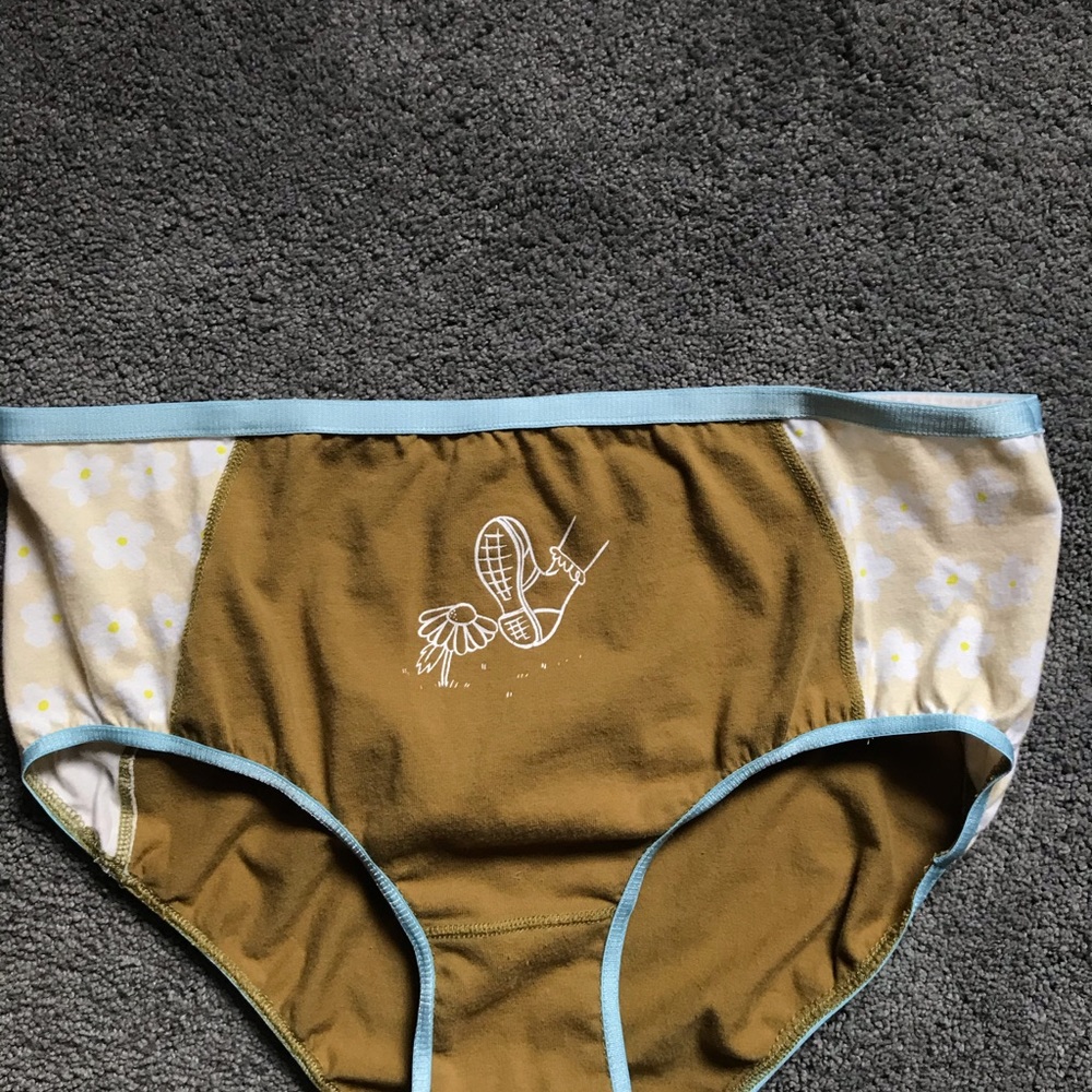 Bundle of three Tuesday Bassen size L underwear - Picture 8 of 11